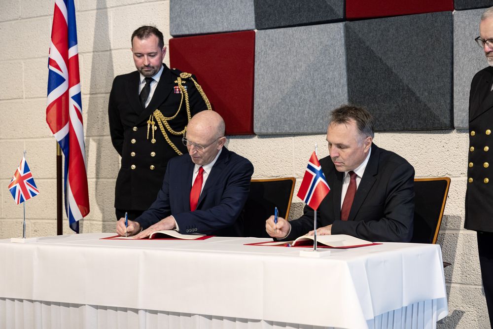 Her signer forsvarsminister Tore O. Sandvik og hans britiske kollega, John Healey, en bindende avtale for kjøpet av fem britiske fregatter til Norge. 

Kjøpet av britiske fregatter blir den største anskaffelsen i Forsvaret i vår tid.