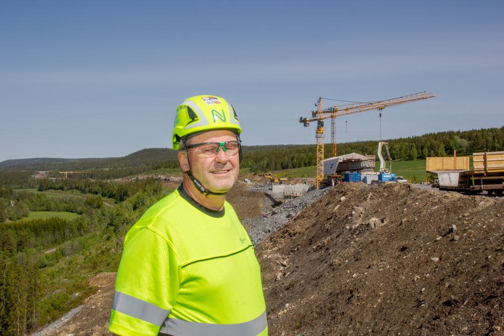 Prosjektsjef Lars Bjørgård ved Vadløkkjabrua sommeren 2025.