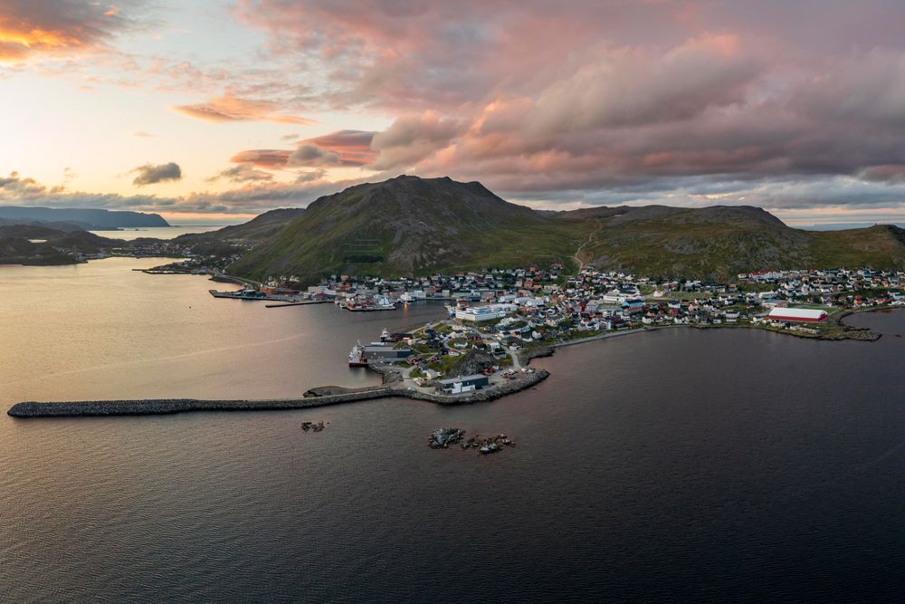 Fiskemottaket med datasenterplaner ligger i bukten til venstre i bildet, like utenfor Honningsvåg.