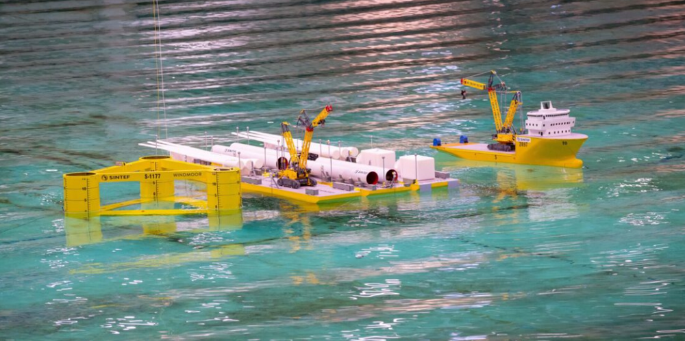 I et stort testbasseng i Trondheim prøves flytende havner ut i praksis. 