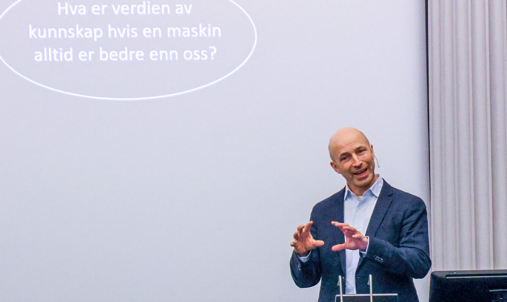 Anders Malthe-Sørenssen under frokostseminaret «Hvordan endrer KI utdanning?»