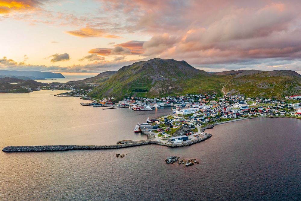 Fiskemottaket med datasenterplaner ligger i bukten til venstre i bildet, like utenfor Honningsvåg.