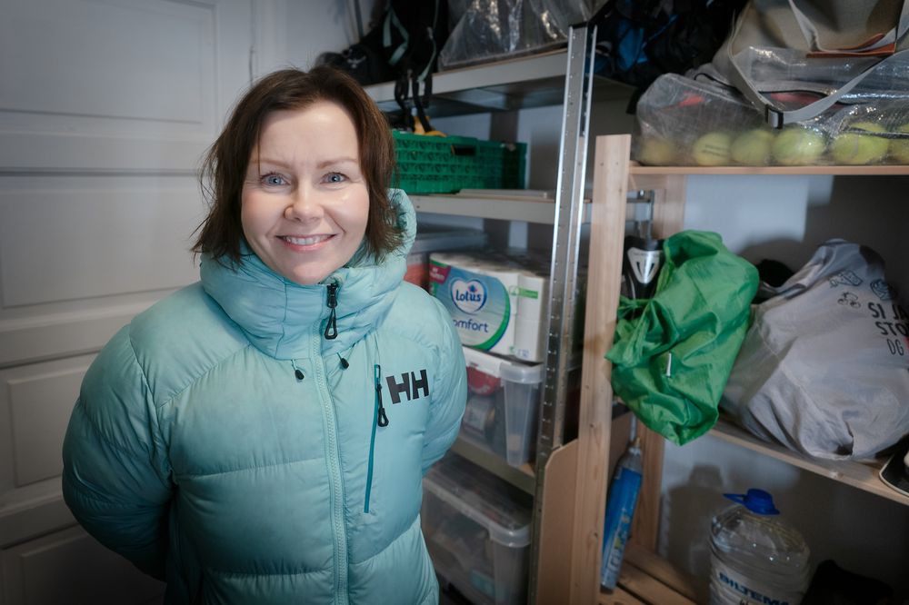 Sanna Sarromaa viser fram sitt beredskapslager.