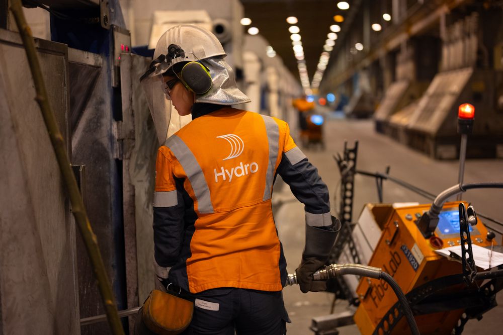 En Hydro-arbeider inspiserer en ovn. Bluss, utilsiktet utslipp av klimagasser under produksjon, er en av de mest uønskede hendelsene hos Hydro. 