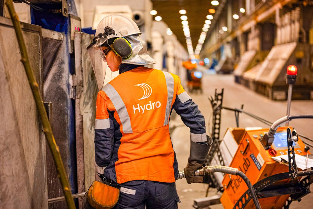 En Hydro-arbeider inspiserer en ovn. Bluss, utilsiktet utslipp av klimagasser under produksjon, er en av de mest uønskede hendelsene hos Hydro. 