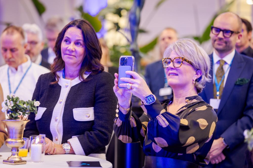Telenor Norge-sjef Birgitte Engebretsen sier de har hatt god dialog med Konkurransetilsynet om kjøpet av Globalconnects fiberkunder i privatmarkedet. Her sammen med konsernsjef i Telenor, Benedicte Schilbred Fasmer, under feiringen av 25 år på børs i 4. desember 2025.