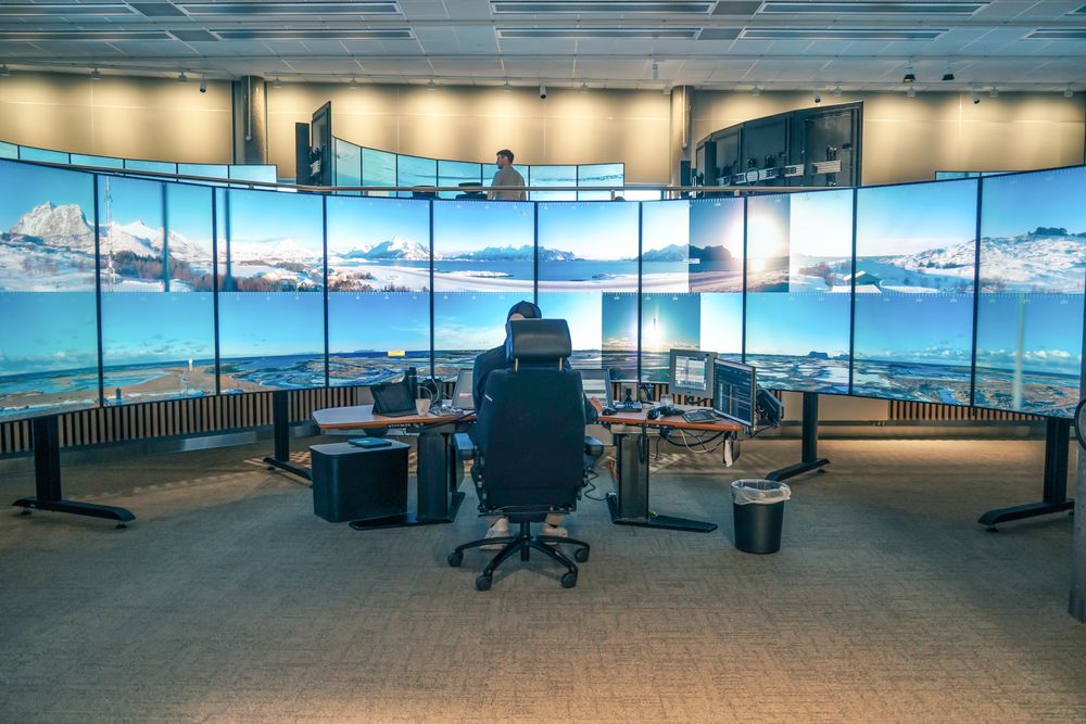 Her håndterer en fullmektig både Vardø lufthavn og Berlevåg lufthavn fra samme arbeidsposisjon ved Avinors Remote Tower Centre i Bodø.