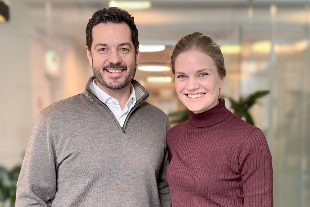 Roland Rabben gir stafettpinnen videre til Ina Halvorsen Seim.