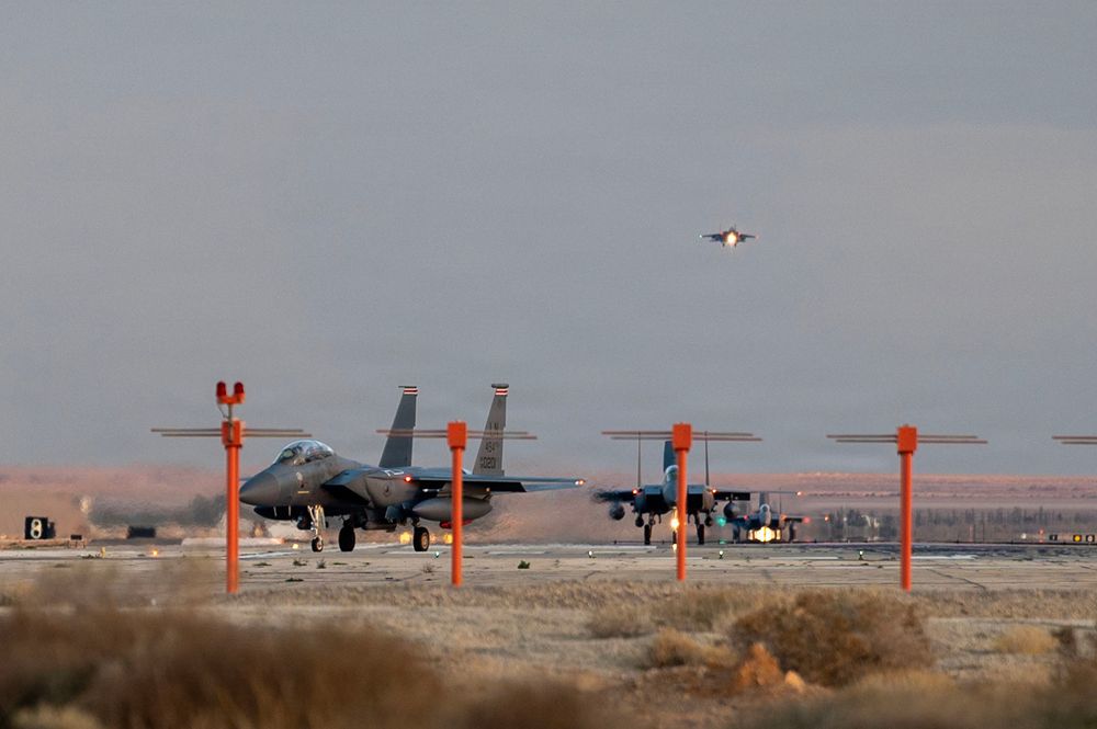 Amerikansk F-15E Strike Eagle-kampfly etter landing på en ikke navngitt flybase i Midtøsten 18. januar 2027