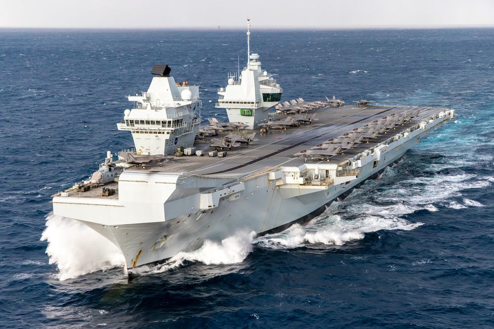 Storbritannia har to hangarskip. Dette er HMS Prince of Wales med 24 britiske og italienske F-35B-kampfly på dekk i forbindelse med øvelsen Neptune Strike 25-4 i november 2025.