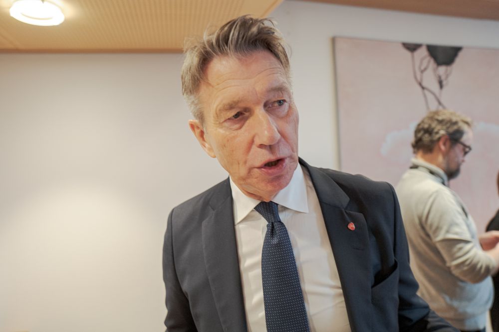 Energiminister Terje Aasland (Ap) venter en nedgang i investeringer i olje og gass, og råder leverandørindustrien til å ha en bredde i porteføljen. 