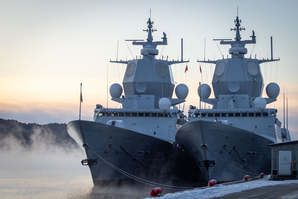 Fregattene KNM Roald Amundsen og KNM Otto Sverdrup ved kai på Haakonsvern.