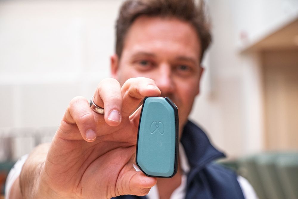 Øystein Theodor Ødegaard-Olsen, CEO i oppstarten Eupnea, som har laget en sensor som raskt kan oppdage endringer i hvordan pasienter puster.