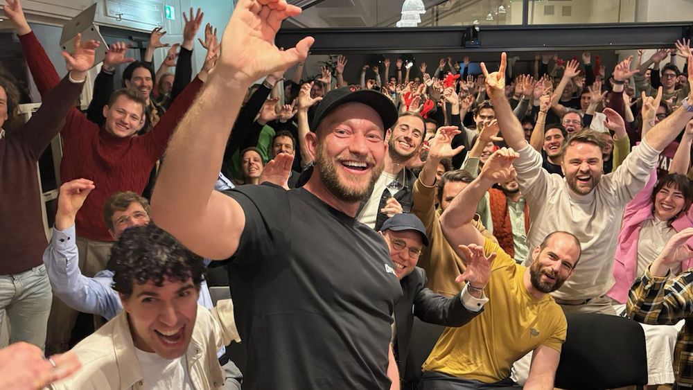 Peter Steinberger, her avbildet med Open Claw-gjengen, skal hjelpe Open AI med å bringe avanserte KI-agenter til alle.