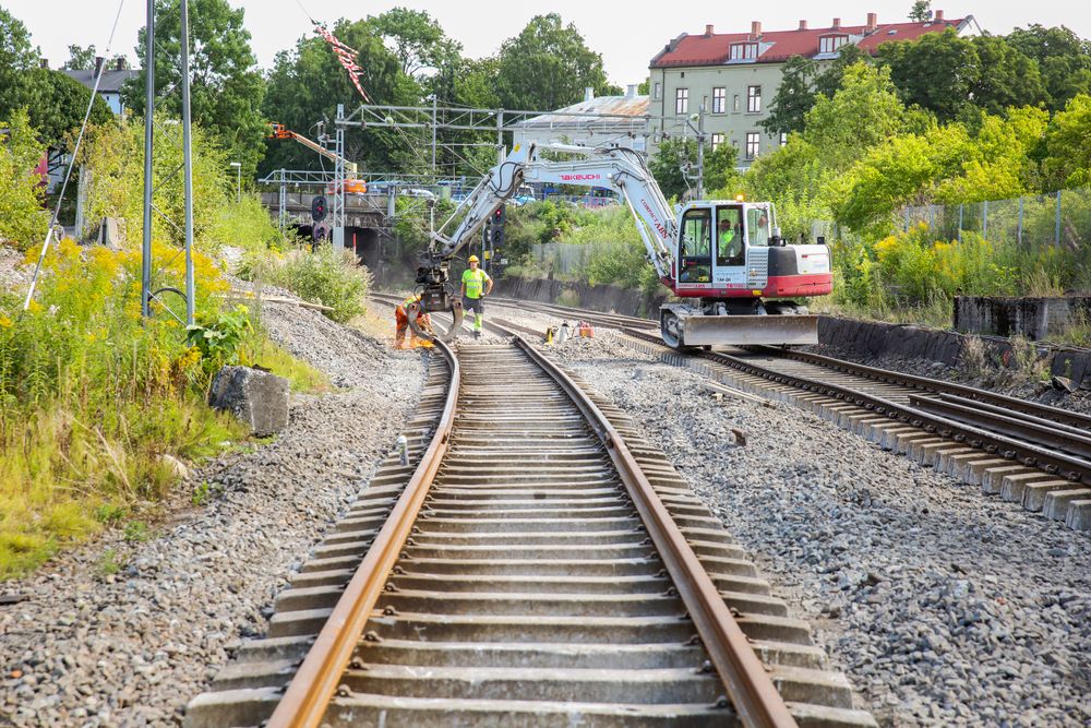 Togene på Østfoldbanen må passere Råde stasjon med lavere hastighet etter et nytt tilfelle av sabotasje. Bildet er fra tidligere vedlikeholdsarbeid.
