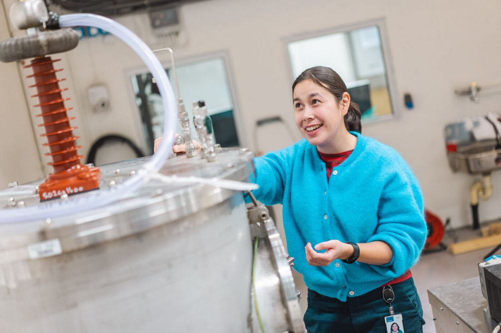 SF₆ har vært en «magisk gass». Å erstatte den er teknisk krevende, og innebærer en rekke kompromisser. Her er forsker Nina Sasaki Støa-Aanensen ved en av testtankene som avdekker elektrisk isolasjonsevne i miljøvennlige brytergasser.