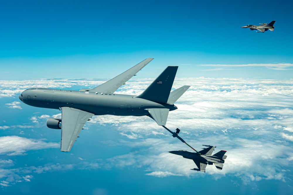 Mange titalls tankfly som dette har blitt flyttet fra USA til Europa i det siste. På bildet får amerikanske F-16 Fighting Falcons-kampfly drivstoff fra et KC-46A Pegasus-tankfly under en øvelse i Japan.