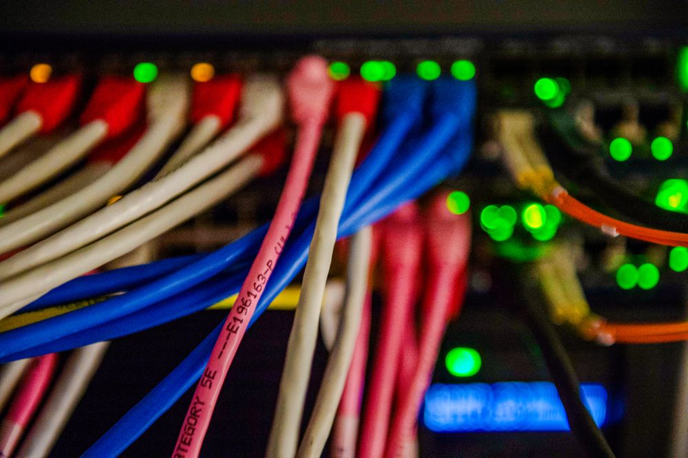 Flere av de 17 datasentrene skårer høyt på sikkerhetskultur, men ligger dårligere an når det gjelder sikkerhetsoppdateringer, overvåkning og rapportering av uønskede hendelser, finner Nkom i en fersk tilsynsrapport.