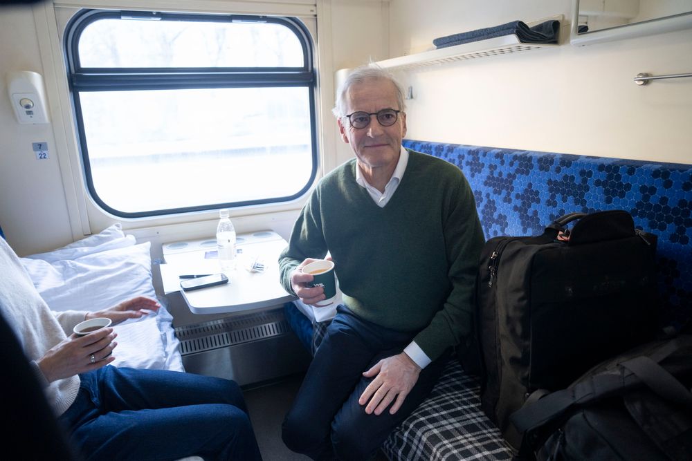 Statsminister Jonas Gahr Støre på vei med tog fra Polen til Kyiv på fireårsdagen for den russiske invasjonen av Ukraina.