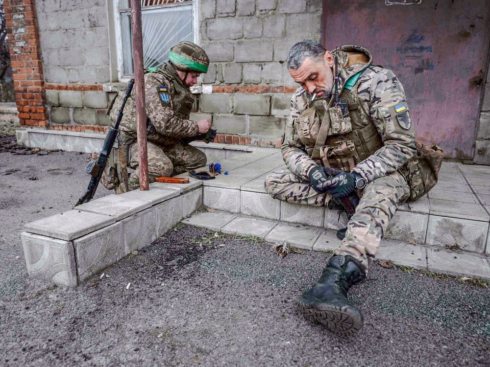 Ukrainerne har det tøft, men ser ut til å være villige til å stå lenge i krigen. Her to soldater som hviler ut før nye kamphandlinger i Donetsk-regionen.