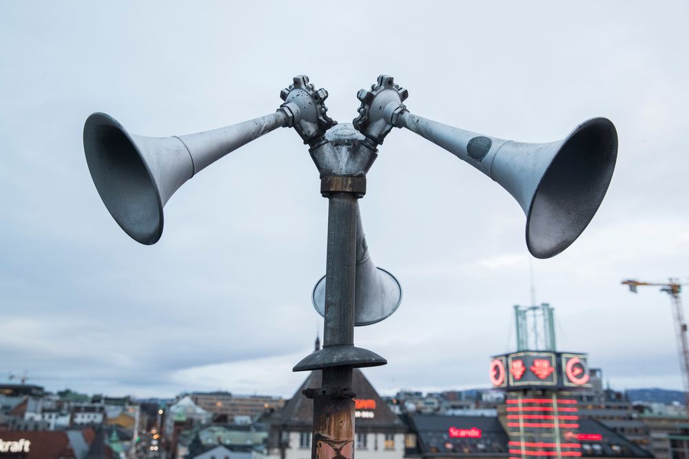 En tyfon, på folkemunne kalt flyalarm, på taket av Østbanehallen i Oslo. I fredstid tester Sivilforsvaret alle landets tyfoner to ganger i året, klokken 12 den andre onsdagen i januar og juni.
