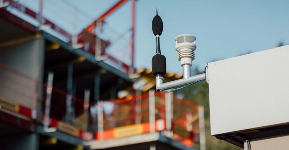 Slik ser det ut når lyden skal overvåkes på en byggeplass. 