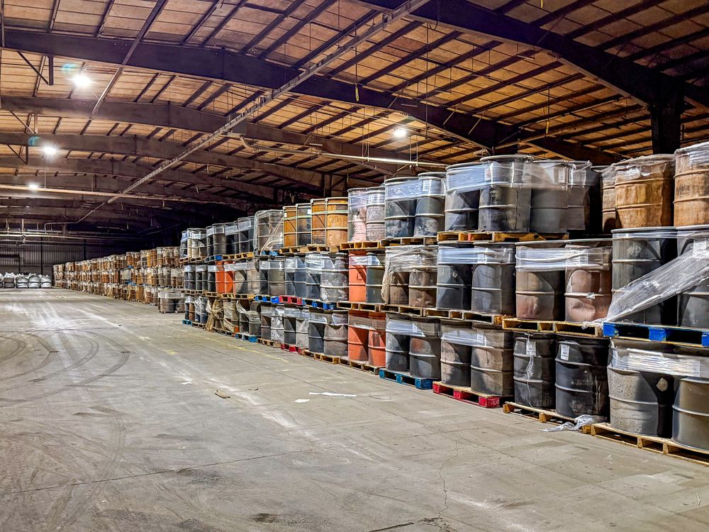 Dette er et av tre lagre med tønner med knuste lysstoffrør. Til sammen er det lager på 15.000 kvadratmeter fylt med slike tønner, noe som utgjør flere hundre tonn av de sjeldneste sjeldne jordartene, ifølge Tom Nordvik.