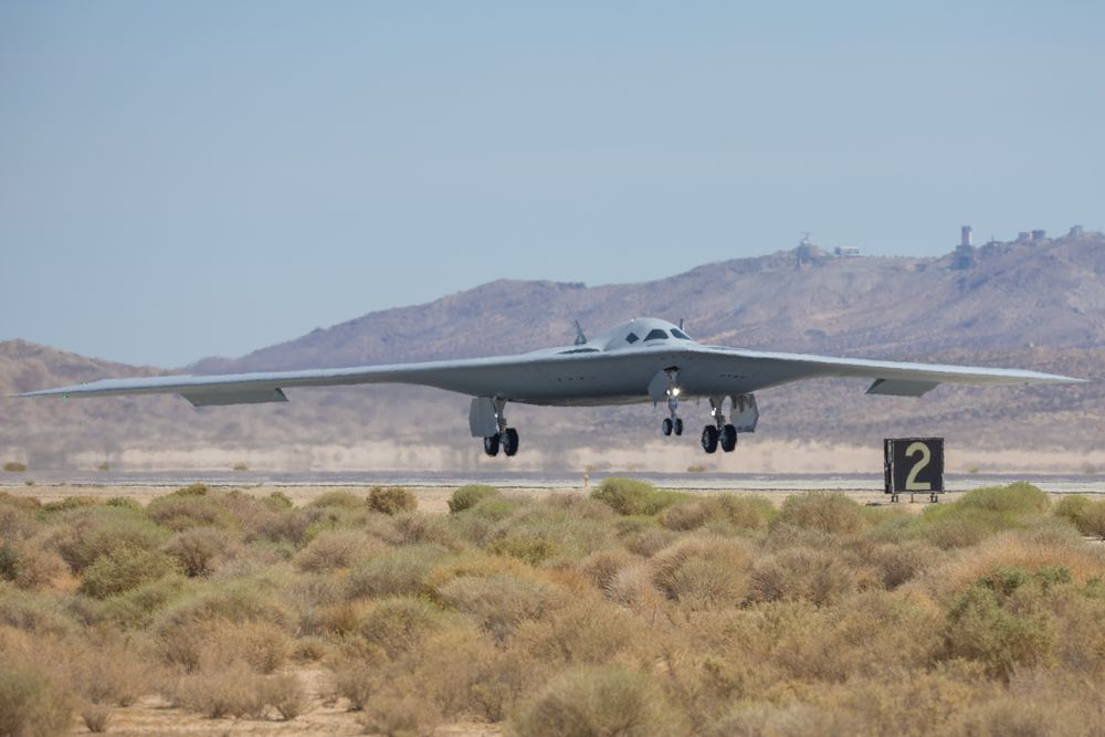 Det er offentlig kjent at to testutgaver av  B-21 Raider har fløyet til nå. Dette er ett av flyene av dem, som lander på Edwards Air Force Base i California etter en testflyvning i september 2025.