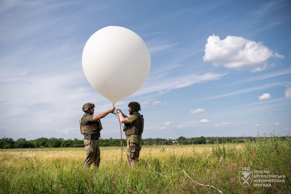 Ukrainske soldater sender opp en værballong i forbindelse med innsamling av værdata nødvendig for å treffe mål med Himars-rakettartilleri.