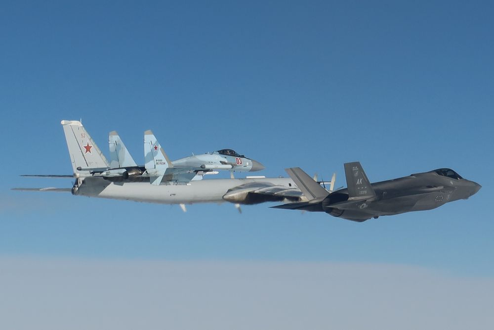 Et amerikansk F-35-fly identifiserer og avskjærer et russisk Tu-95 bombefly som ble eskortert av et Su-95 kampfly over Beringstredet i fjor. Det er ikke alltid oppdraget til kampflypiloter er like fredelig.