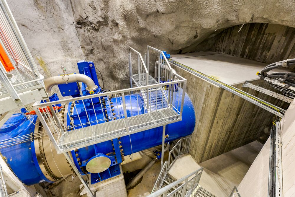 Sikkerhetskravene til norsk energiforsyning er strenge. Fjerntilgang via internett er strengt regulert. Bildet viser innsiden av vannkraftverket Nye Kjela dammer.