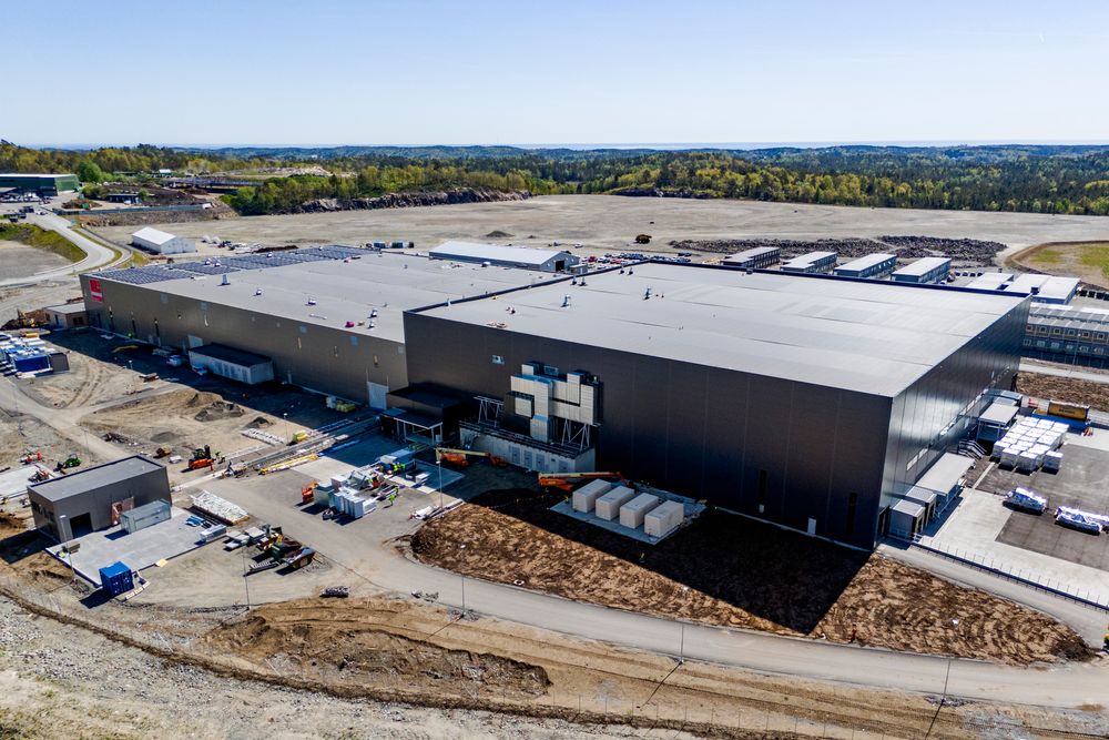 Dronebilde av Morrows batterifabrikk i Arendal som ble åpnet med brask og bram i august 2024 som den første i Norge for kommersiell batteriproduksjon.