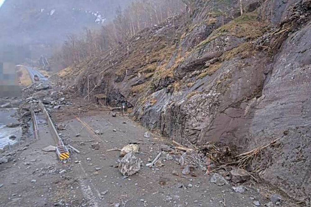 Søndag morgen gikk det et stort steinras på E134 Haukelivegen like ved Fjæra. 