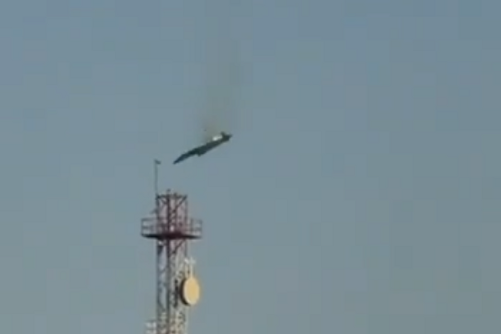 Utsnitt fra en video som skal vise et F-15E-kampfly som styrter i Kuwait 2. mars 2026.