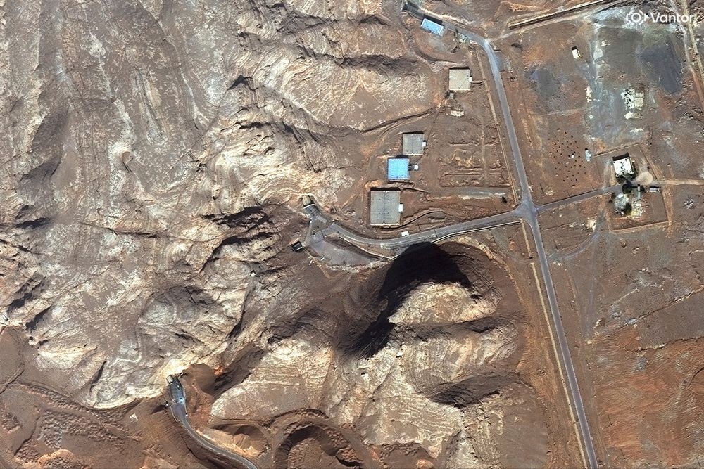 Et satellittbilde viser ubegravde tunnelinnganger ved Isfahan atomkraftverk fra 11. november 2024. Det er i dette området Iran har sitt største anlegg for anriking av uran og som fikk store ødeleggelser under krigen i juni i fjor.