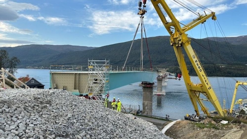 Elementer på Ramfjordbrua på ny E8 i Troms løftes på plass i september i fjor.