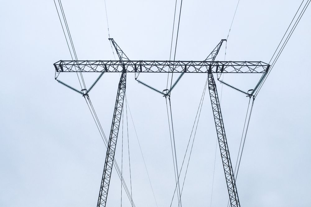 Illustrasjonsbilde av strømmast urelatert til saken.