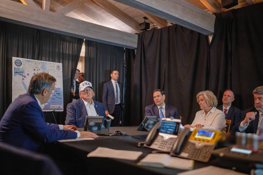 Her er Trump med blant andre CIA-sjef John Ratcliffe og utenriksminister Marco Rubio i et situasjonsrom under angrepet på Iran, 28. februar. 