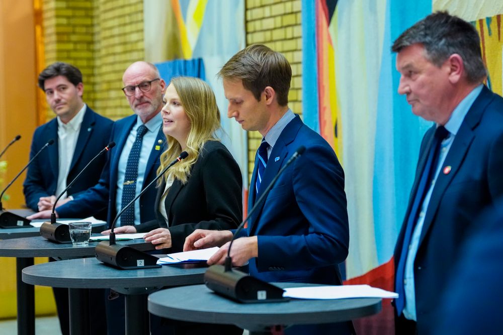 Fremskrittspartiet, Høyre, Senterpartiet, Kristelig Folkeparti og Venstre under en pressekonferanse i vandrehallen på Stortinget om småkraftverk i november i fjor.
