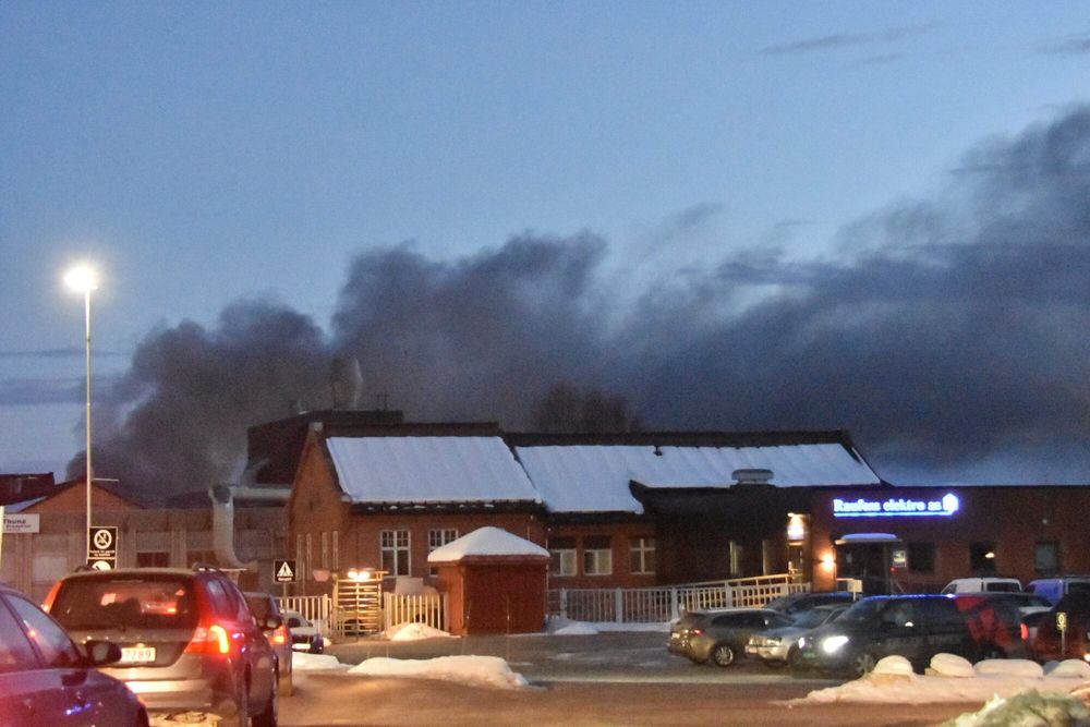 Nødetatene rykket natt til torsdag ut til en brann i et industribygg på Raufoss i Innlandet. Torsdag morgen jobbes det fortsatt med å få slukket brannen.