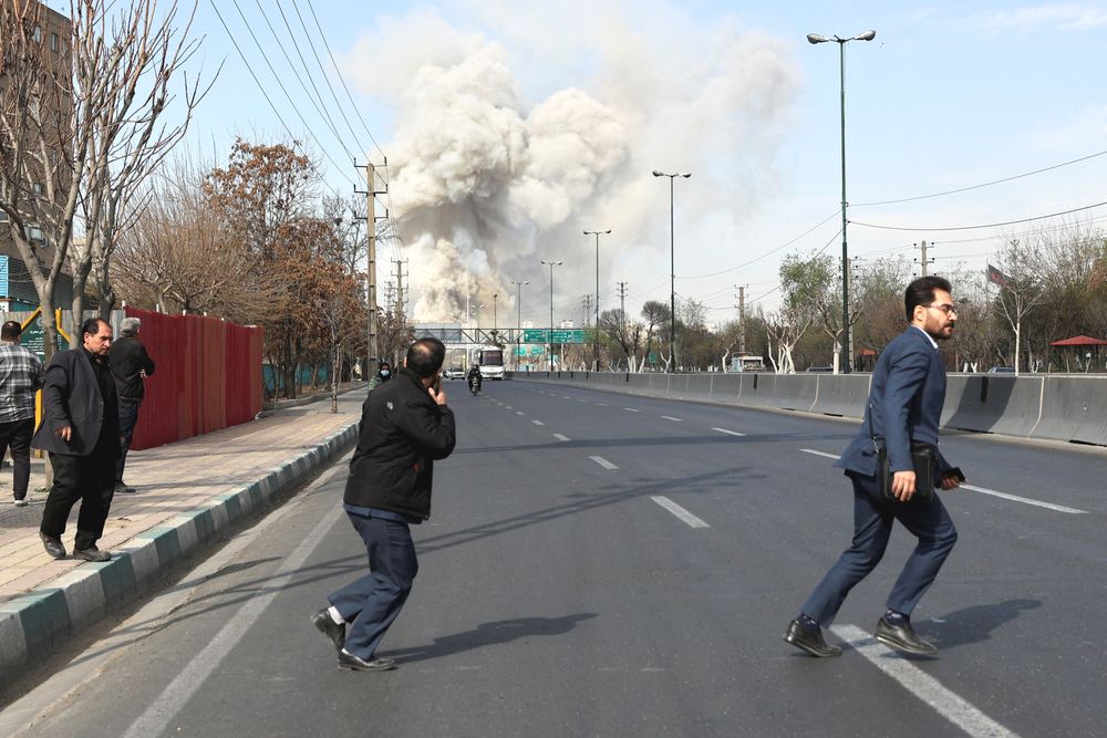 Folk løper etter eksplosjoner i Irans hovedstad Teheran, 5. mars.