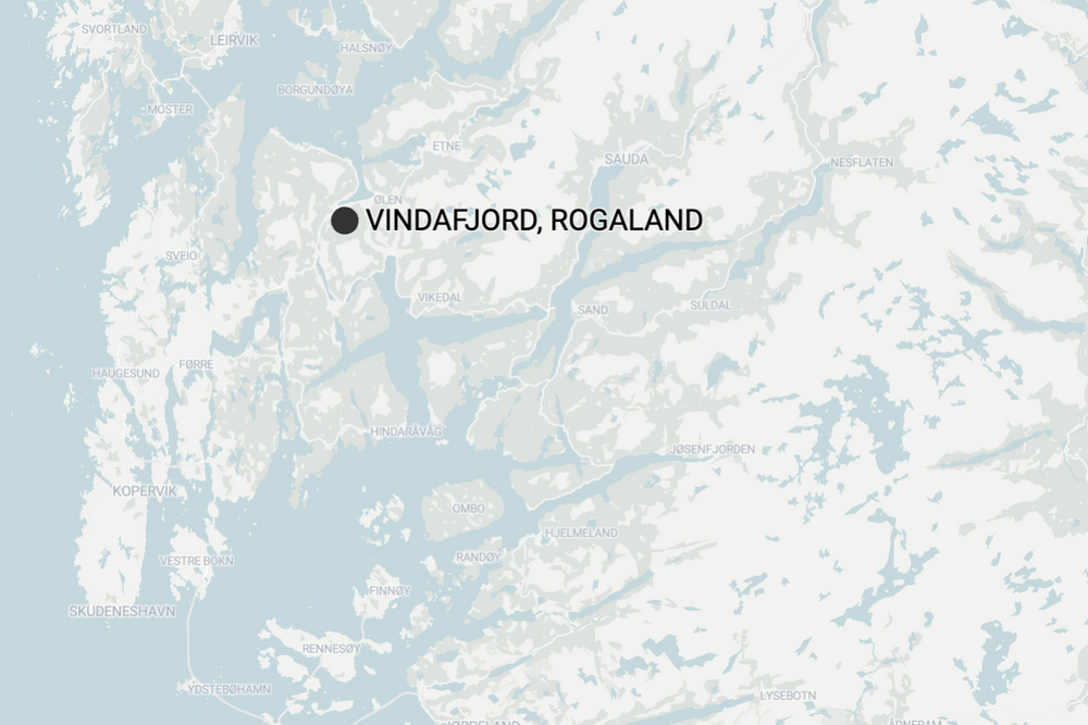 Ulykken skjedde under arbeid som entreprenøren Kraftmontasje utfører på linjen mellom Knapphus i Vindafjord til Gismarvik i Tysvær.