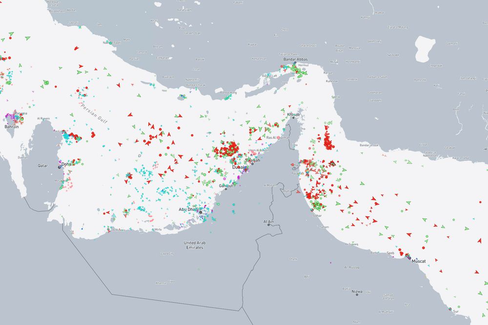 Hormuzstredet utenfor Iran kan man se at skipene ligger i klynger etter at Irans revolusjonsgarde stengte stredet, viser sanntidstrafikk fra nettstedet MarineTraffic.