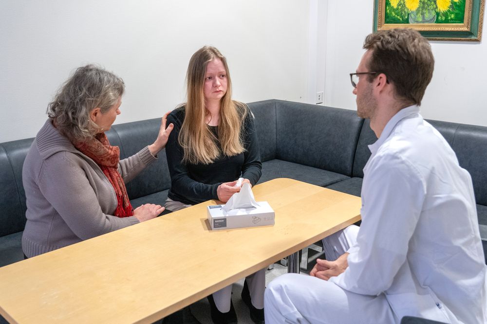 Flere studier viser at når folk får velge, foretrekker de fleste å få trøst og støtte fra levende mennesker, ikke fra en kvalifisert chatbot.