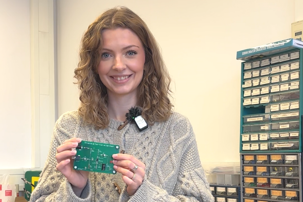Leah Jakobsen (25) viser frem en PCB, noe av det første hun jobbet med på studiet.