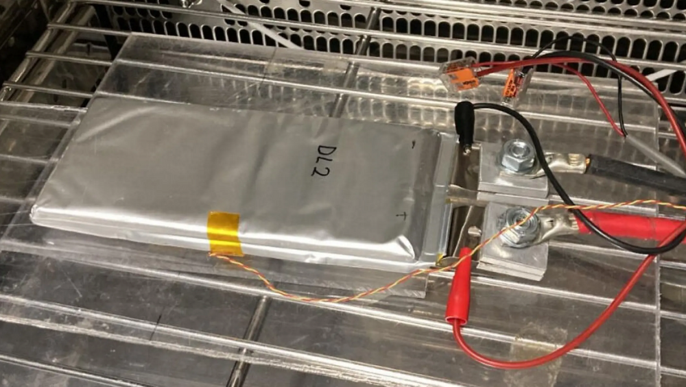 Den skrukkete folien viser at batteriet har mistet vakuumet sitt. 