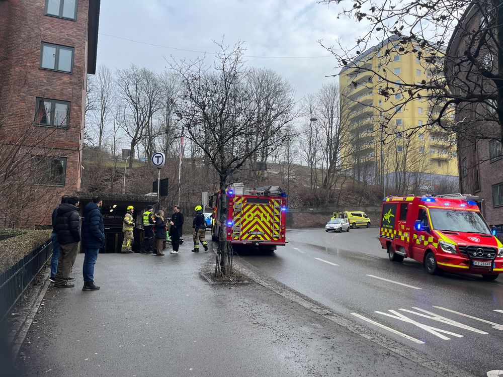 Brannbiler og ambulanse utenfor Carl Berners plass T-banestasjon.
