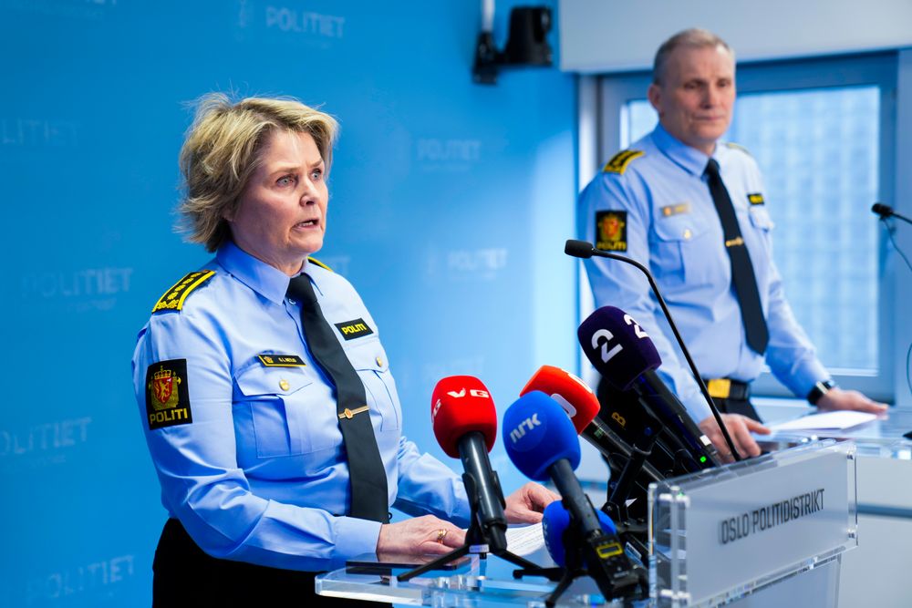 – Vi samarbeider tett med den amerikanske ambassaden, sier Grete Lien Metlid,  leder for Felles enhet for operativ tjeneste i politiet. Her er hun sammen med Frode Larsen, leder ved Felles enhet for etterforskning og etterretning, på en pressekonferanse i forbindelse med eksplosjonen ved den amerikanske ambassaden i Oslo søndag natt. 