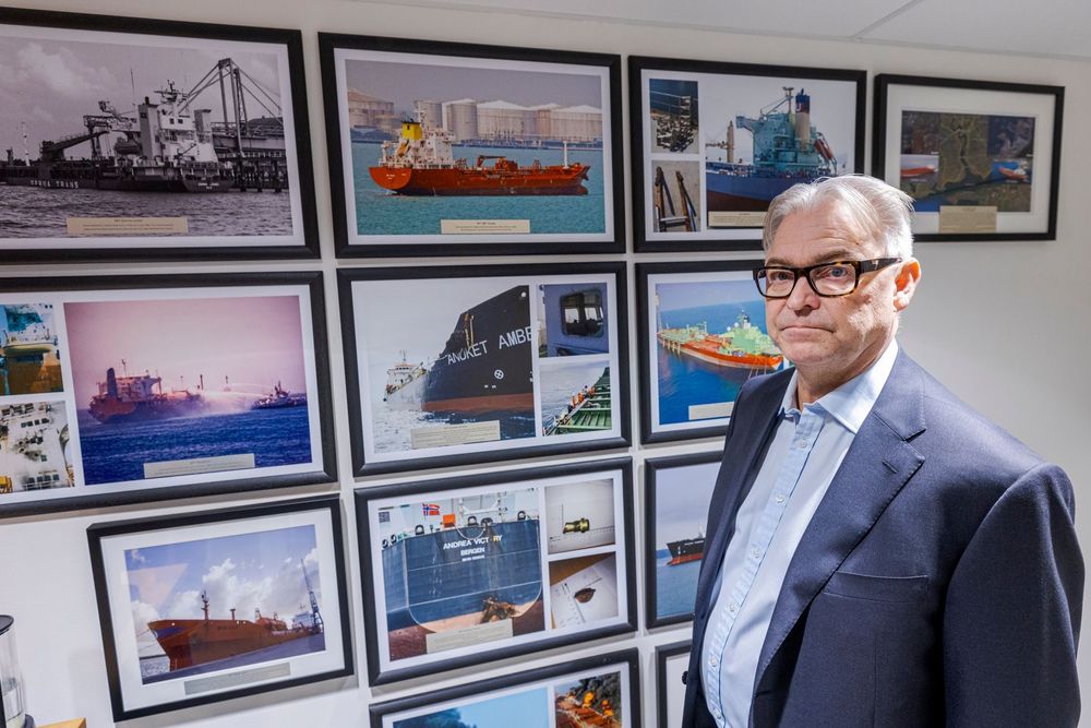 Svein Ringbakken er daglig leder i Den norske krigsforsikring for skib (DNK). Her står han foran en vegg med bilder fra kritiske situasjoner deres medlemmer har vært involvert i. 