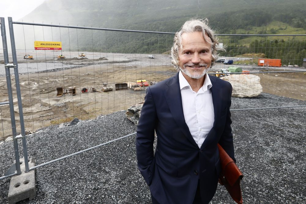 Konsernsjef Eirik Frantzen i Nordkraft under åpningen av Aker Nscales byggetomt i Narvik i fjor.